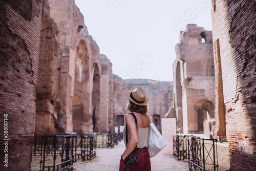 Una ragazza alle terme di Caracalla, Roma