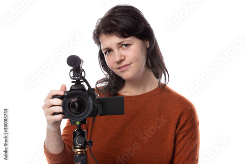 Foto Young female with a camera and mic as a filmmaker or online content creator on a white background