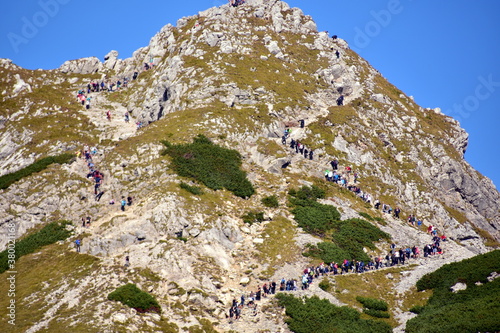 Giewont kolejka turystów, szlak na szczyt, Tatry TPN jesień w Tatrach