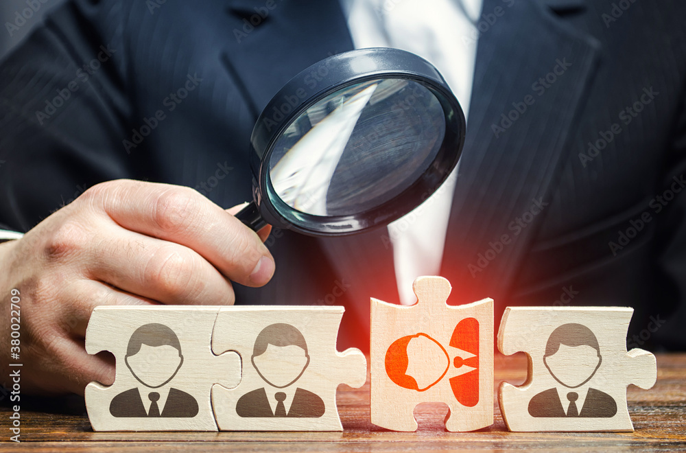 The man inspects the reason for the fragmentation of the team. A toxic ...