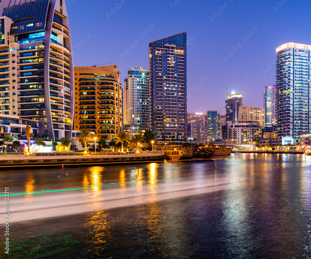 Fototapeta premium country skyline at night