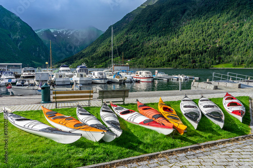 Aktiv-Urlaub in Norwegen: Bootsverleih (Kanus und Kjaks) in Balestrand am Fjord photo