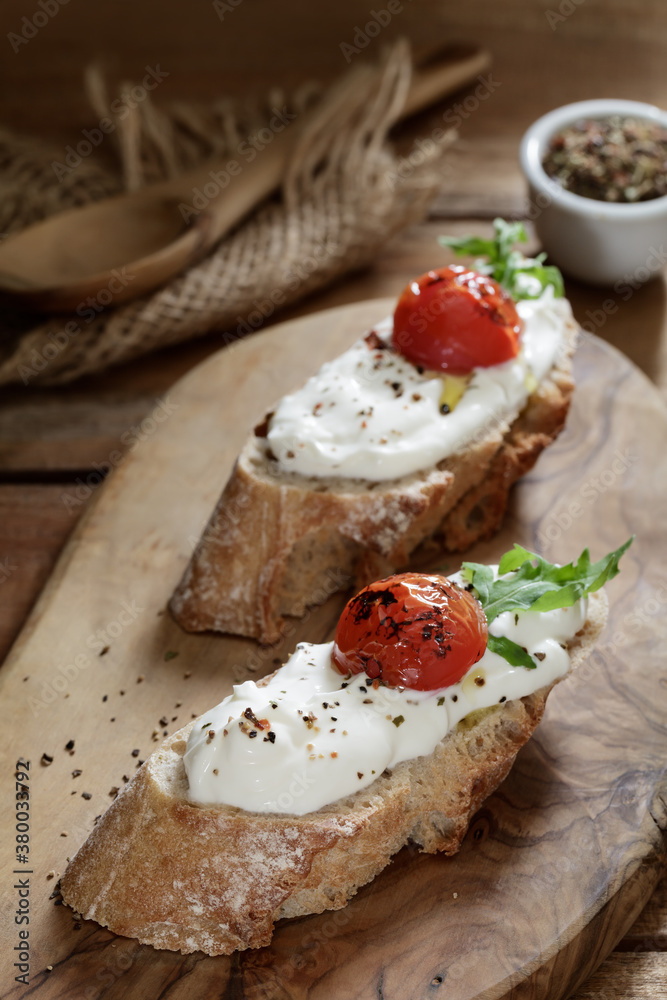 Frischkäse Baguettes mit Kirschtomate, Canapés Frischkäse Baguettes mit Kirschtomate, Canapés