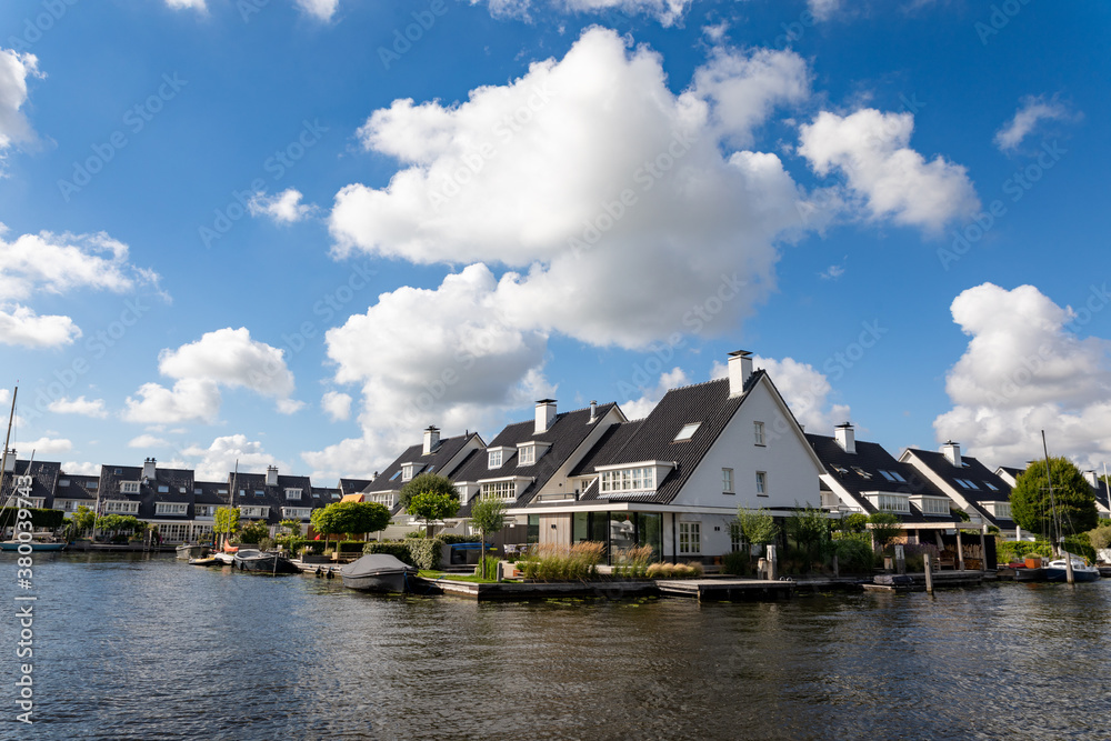 Φωτογραφία Beautiful white houses on the Dieperpoelkade and Vennemeerstraat on the  Warmonderleede in the South-Holland village of Warmond in the Netherlands