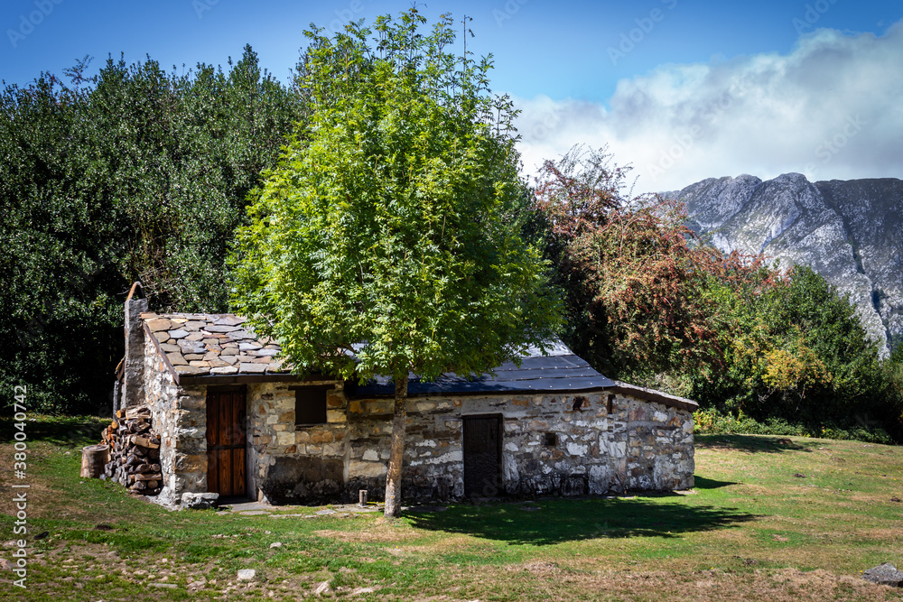 Típica cabaña de ganaderos en los montes de Asturias. Típica cabaña de ganaderos en los montes de Asturias.