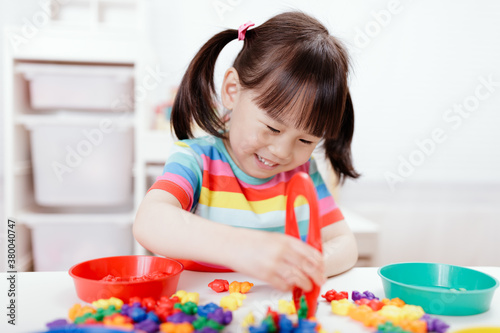 Φωτογραφία young girl play math and color sorting fine motor skill game for  homeschooling