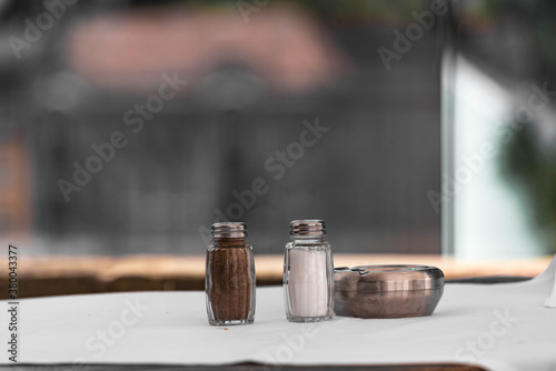 Pfeffer und Salz Streuer auf einem Esstisch