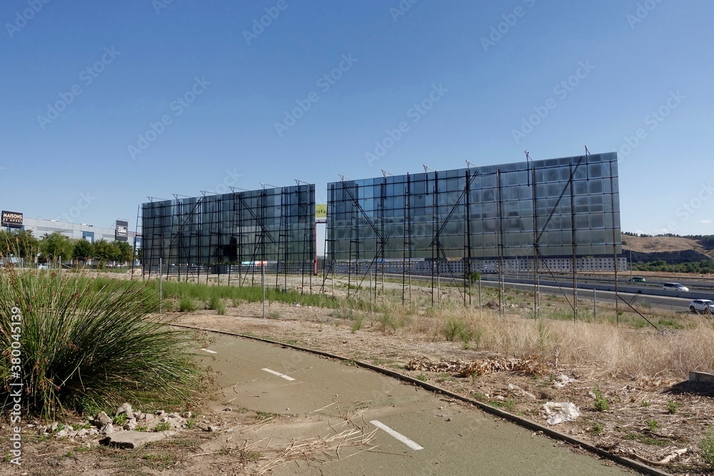 Fototapeta premium Trasera de vallas publicitarias
