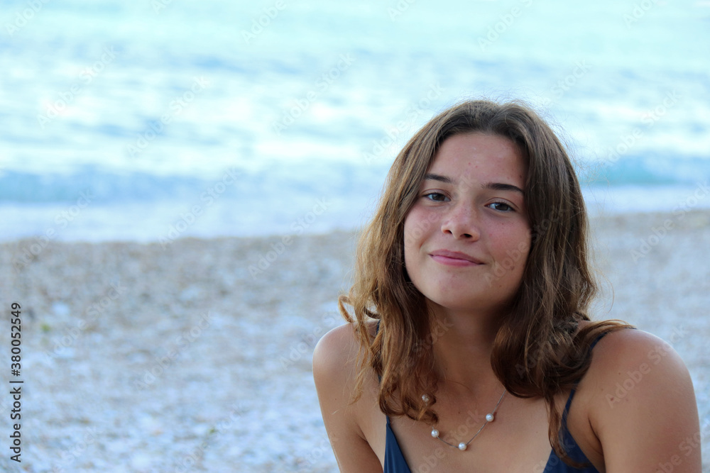 GIOVANE RAGAZZA IN SPIAGGIA