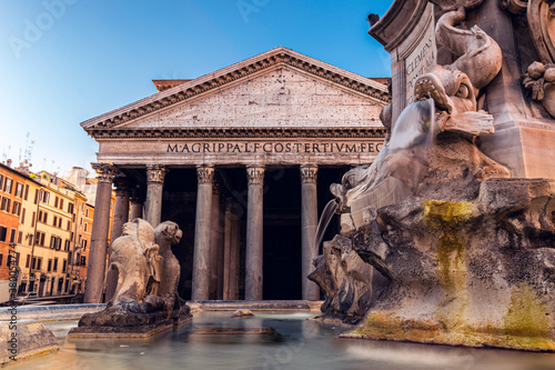 Vászonkép la chiesa del pantheon all'alba, con la fontana in primo piano, acqua effetto se
