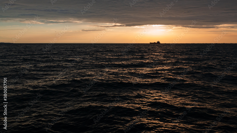 Obraz premium Ship silhouette at sunset in Thessaloniki