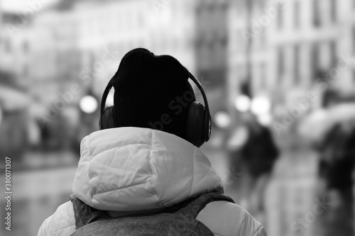 person walking in the street  with headphone © Kathleen Avonts