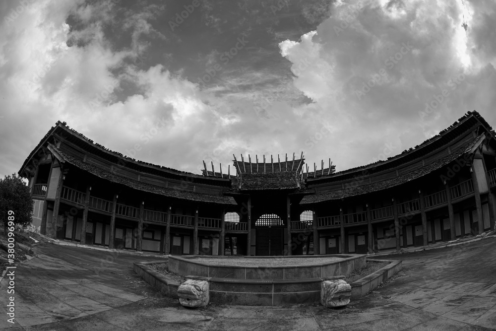 Fototapeta premium 건축과 소나무