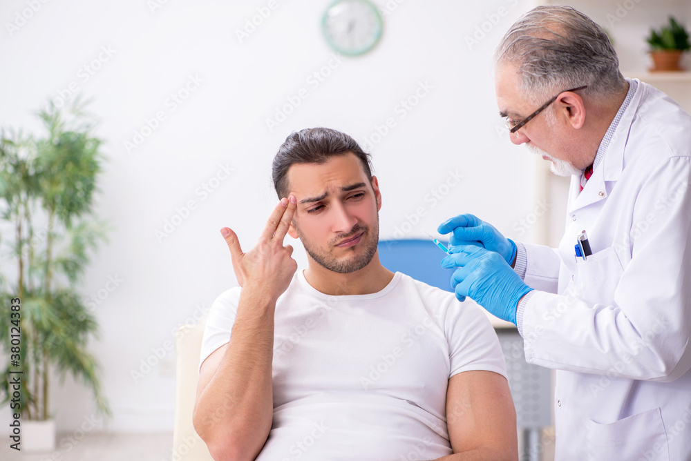 Obraz premium Young man visiting experienced doctor dermatologist