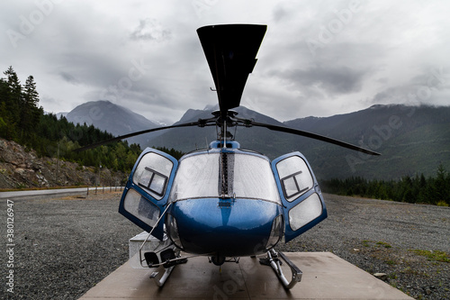 Fotografie An H125 helicopter at the Green Lake heliport in Whistler, BC.
