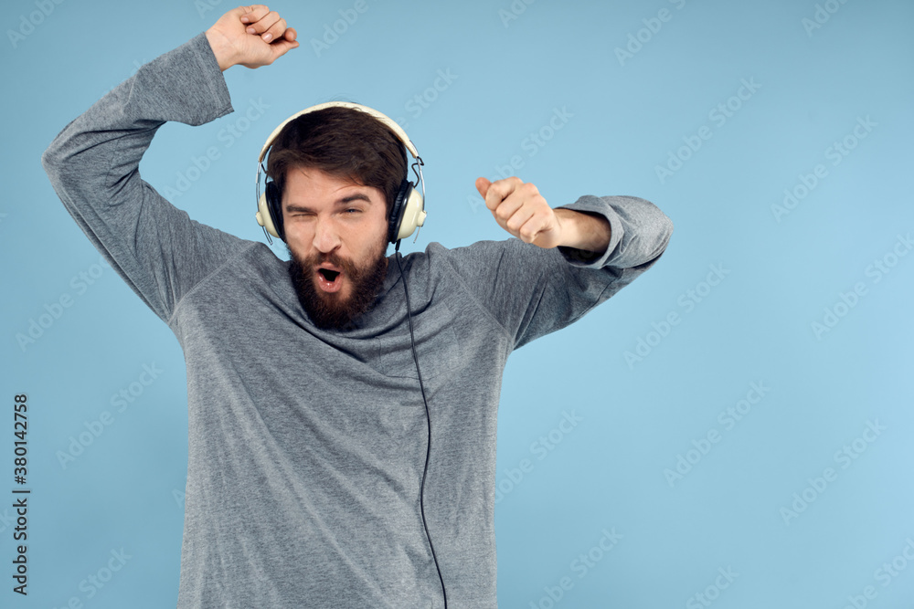 Naklejka premium man wearing headphones music emotion lifestyle modern style technology blue background