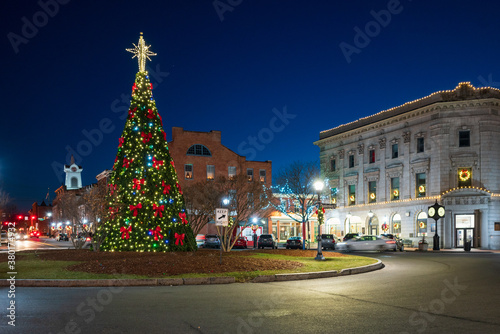Фотография Historic town square with holiday tree lit up at night at Christmas, Gettysburg, Pennsylvania