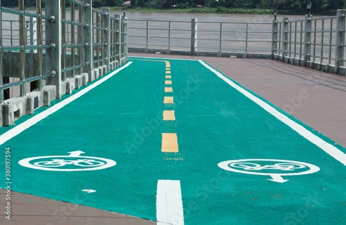 Yellow bicycle lane dividing line