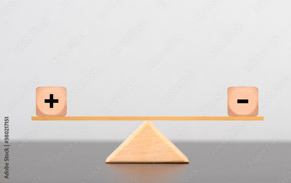 plus und minus im Gleichgewicht Stock Photo | Adobe Stock