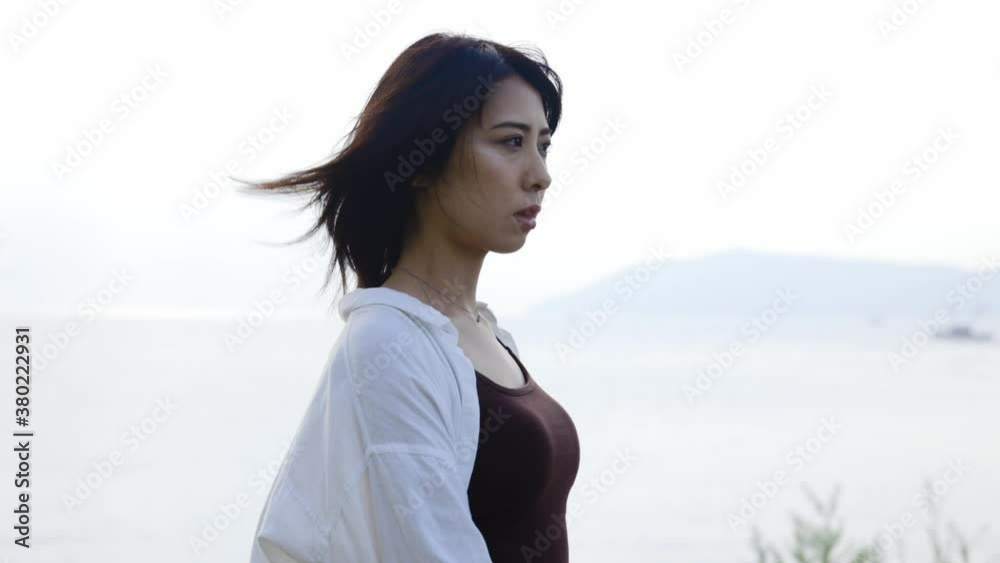 海辺の女性 海辺の女性