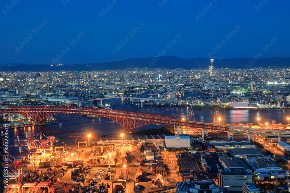 Obraz premium 大阪南港とあべのハルカス日没直後の夜景