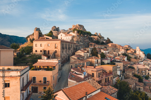 Bova Superiore al tramonto, vista aerea del borgo calabrese sulle montagne.