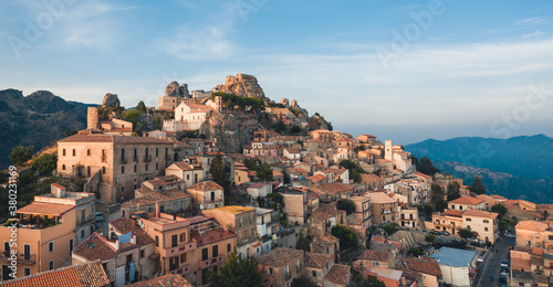 Bova Superiore al tramonto, vista aerea del borgo calabrese sulle montagne.