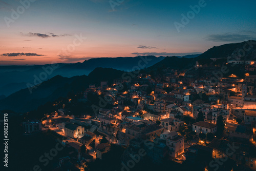 Bova Superiore al tramonto, vista aerea del borgo calabrese sulle montagne. © Polonio Video