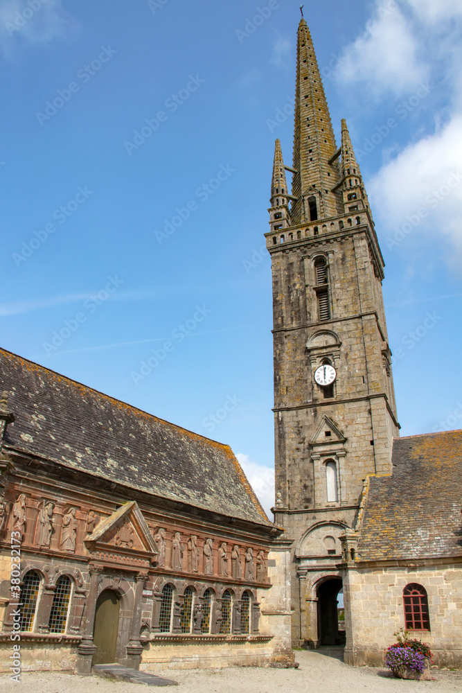 Sizun. Ossuaire et église Saint-Suliau. Finistère. Bretagne	