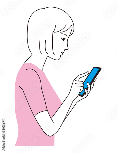 スマートフォンを見つめる女性の横顔