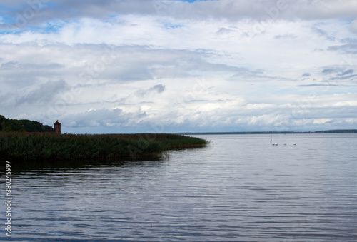 Fototapeta Naklejka Na Ścianę i Meble -  Ausblick vom Strand mit Schilf auf See Ostsee