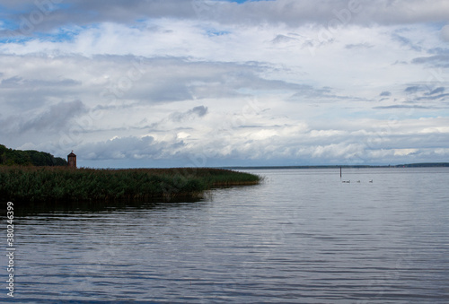 Ausblick vom Strand mit Schilf auf See Ostsee