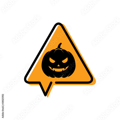 Feliz Halloween. Truco o Trato. Silueta de calabaza de Halloween en triángulo señal de peligro como burbuja de habla con color naranja	