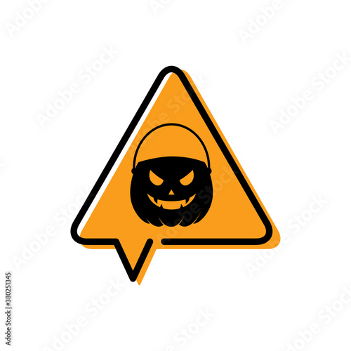 Feliz Halloween. Truco o Trato. Silueta de cubo de calabaza de Halloween en triángulo señal de peligro como burbuja de habla con color naranja	