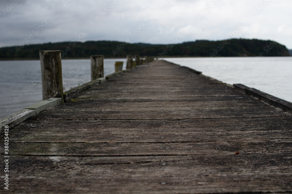 Fototapeta premium Holzsteg wasser See
