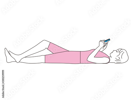 スマートフォンを上向き寝で見つめる女性