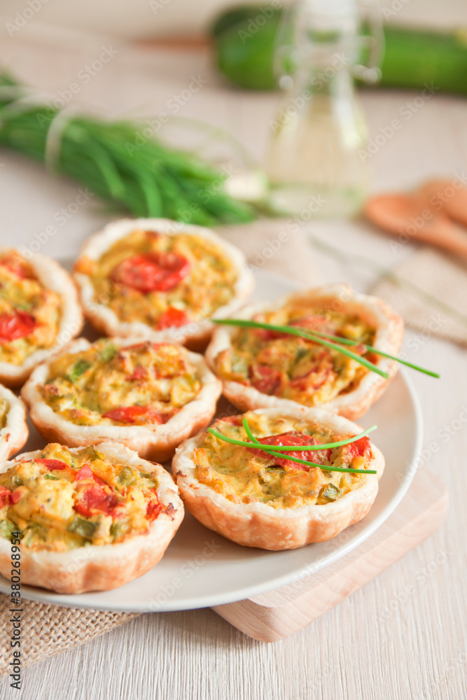 Mini veggie quiche with tofu, zucchini and tomatoes Mini veggie quiche with tofu, zucchini and tomatoes