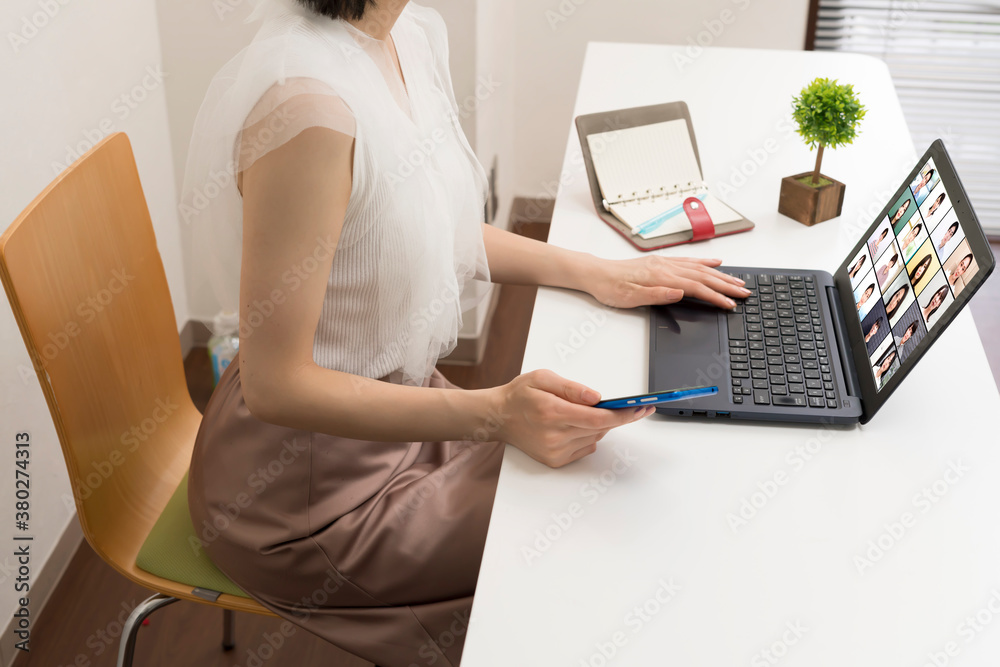 Naklejka premium オンライン会議 イメージ 男女17人 