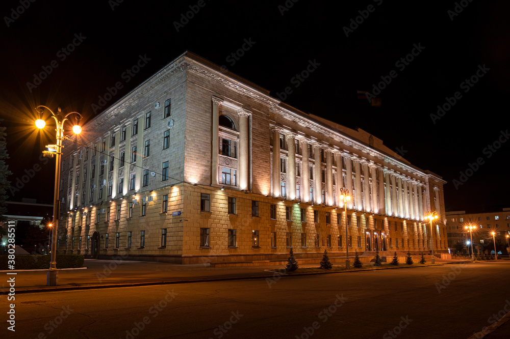 Naklejka premium penza region government house night view