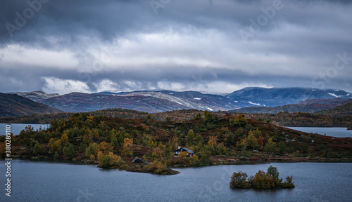 Jezioro Ustevatnet w gminie Hol w hrabstwie Viken w Norwegii, widkok ze wsi  Ustaoset photo