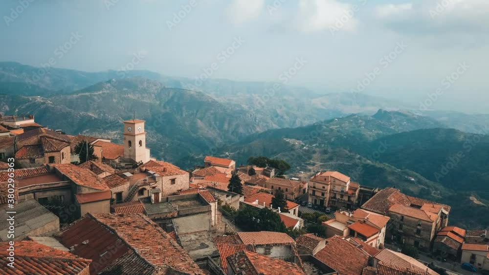 Bova Superiore vista aerea della città calabrese tra le montagne Bova Superiore vista aerea della città calabrese tra le montagne