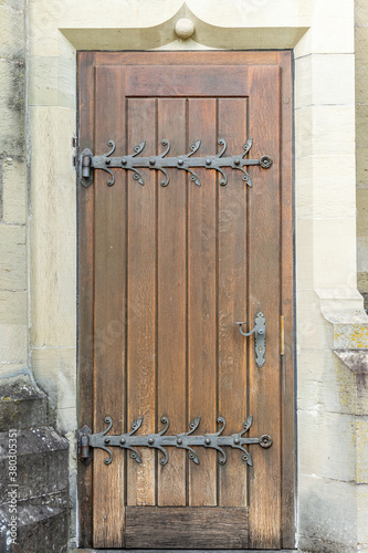 Eine alte Holztür mit Schmiedeeisen