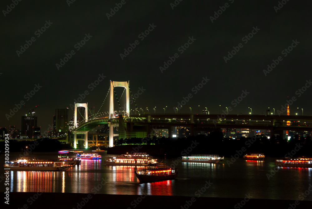 レインボーブリッジと屋形船（東京都）