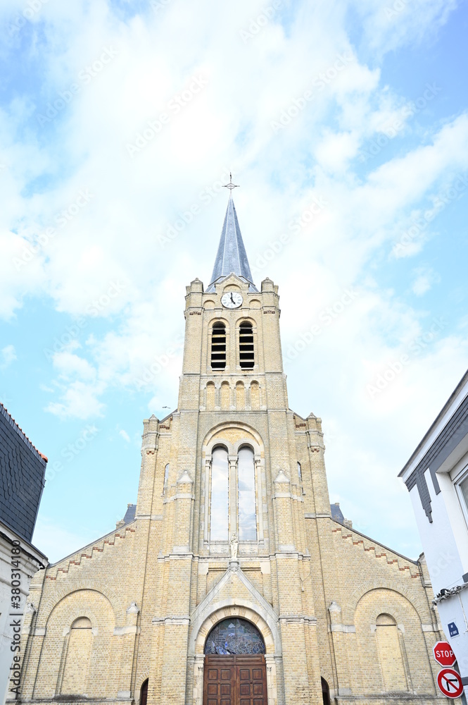 L'Église catholique Notre-Dame-du-Perpétuel-Secours à Gravelines.
