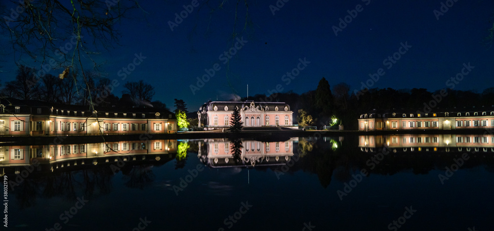 Obraz premium Schloss Benrath bei Nacht