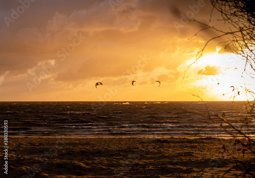 Kitesurfer in der Abenddämmerung, von Cuxhaven Sahlenburg aus gesehen photo