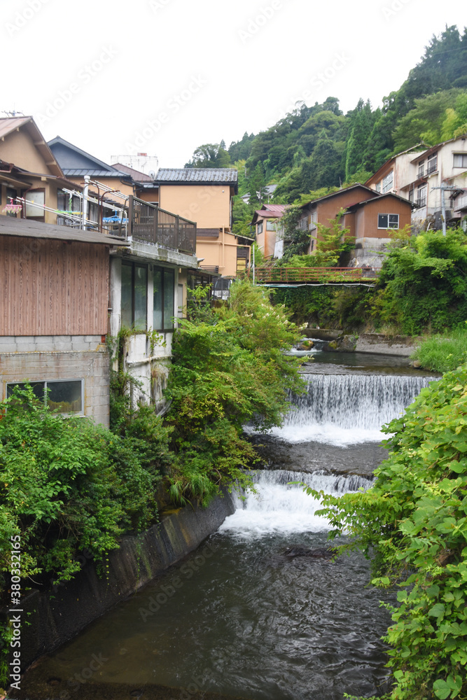 湯平温泉の花合野川と街並み
湯平温泉の花合野川と街並み