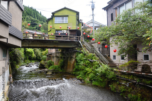 湯平温泉の花合野川と街並み 