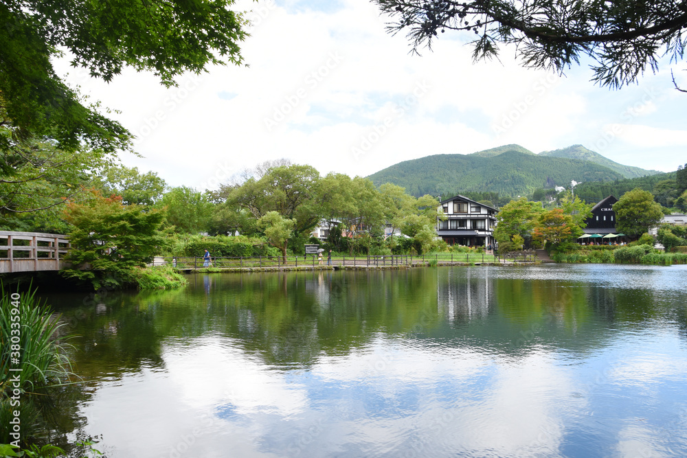 天祖神社から見た湯布院の金鱗湖
