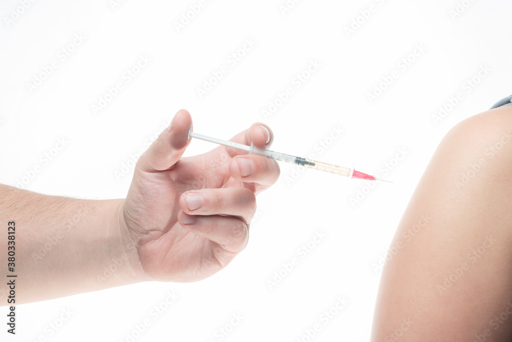 mano caucasica aplicando vacuna de coronavirus covid-19 con fondo blanco, en buenos aires argentina (caracter ilustrativo) mano caucasica aplicando vacuna de coronavirus covid-19 con fondo blanco, en buenos aires argentina (caracter ilustrativo)